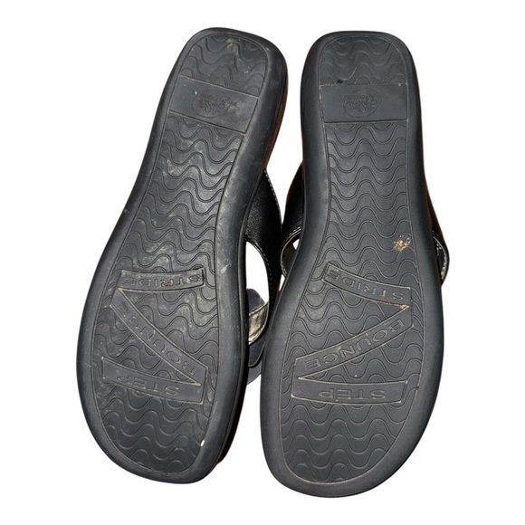 Life Stride Black and Gray Sandals with Flower Detail - Picture 4 of 5